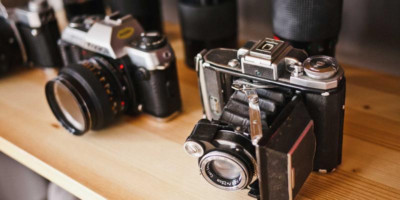 赛博朋克品酒新浪潮：九酒爱如何联名设计师与米其林餐厅，重塑葡萄酒体验